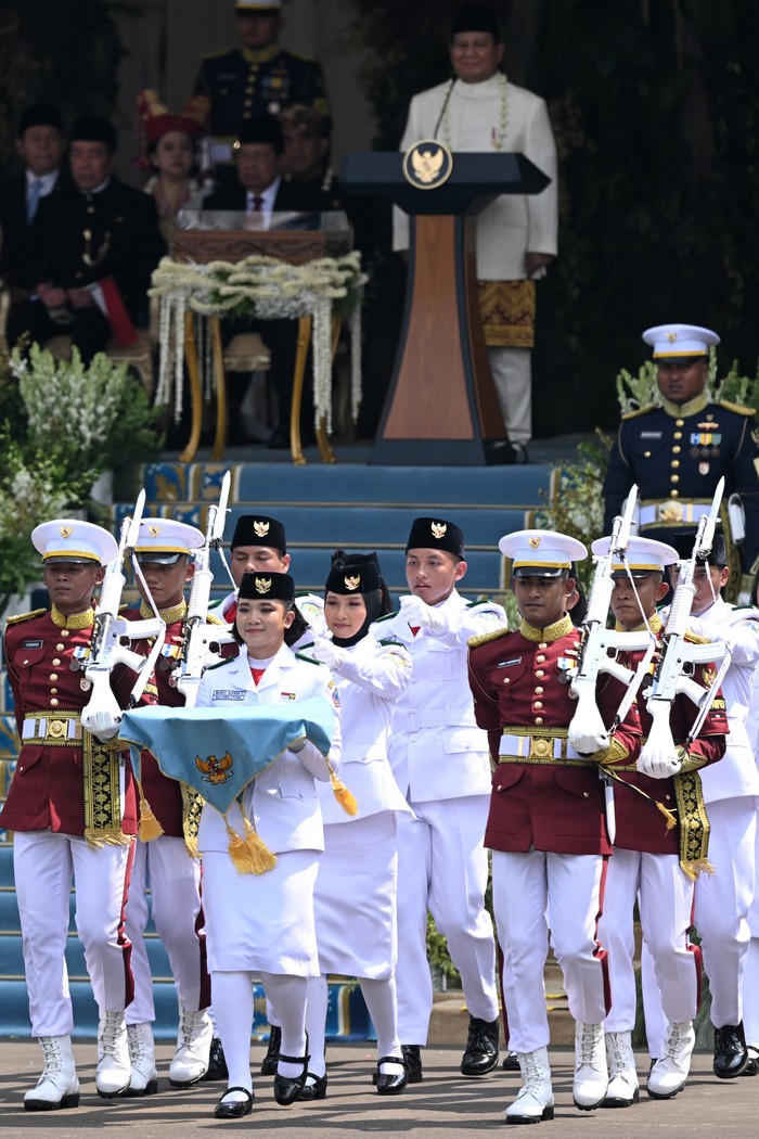 Momen Upacara Detik-detik Proklamasi di Istana Merdeka Pasukan Pengibar Bendera Pusaka (Paskibraka) membawa duplikat Bendera Pusaka Merah Putih untuk dikibarkan dalam Upacara Peringatan Detik-Detik Proklamasi Kemerdekaan ke-80 Republik Indonesia di Istana Merdeka, Jakarta, Minggu (17/8/2025). HUT Ke-80 RI tersebut mengangkat tema Bersatu, Berdaulat, Rakyat Sejahtera, Indonesia Maju. ANTARA FOTO/Galih Pradipta/wpa/sgd