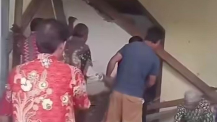 Momen warga mengevakuasi jemaat Gereja Elim yang tertimpa reruntuhan akibat gempa di Poso.