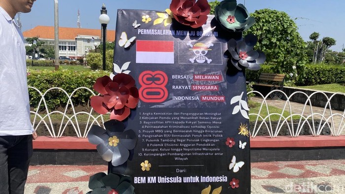 Mahasiswa Universitas Islam Sultan Agung (Unissula) Semarang pasang karangan bunga dengan logo tengkorak ala anime One Piece di Tugu Muda, Kecamatan Semarang Tengah, Kota Semarang, Minggu (17/8/2025).