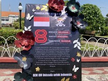 BEM Unissula Taruh Karangan Bunga Bersimbol One Piece di Tugu Muda Semarang