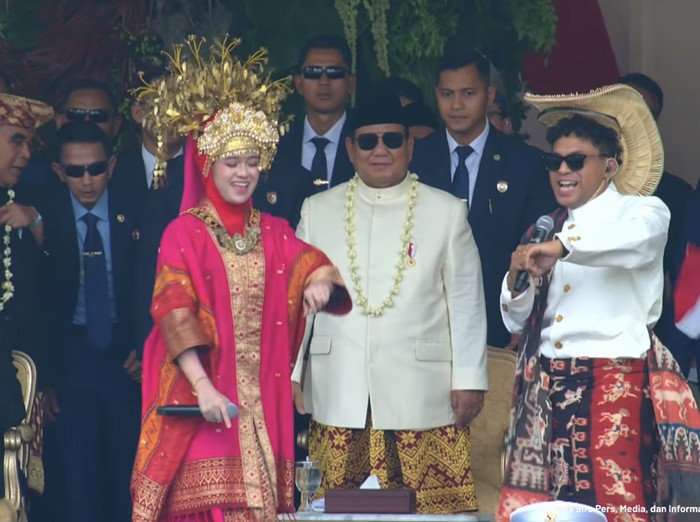 Open Silet Up Open SIlet Up berhasil ajak Presiden Prabowo turun dari mimbar kehormatan ikutan joget Tabola Bale di Upacara HUT ke-80 RI, Minggu (17/8/2025).