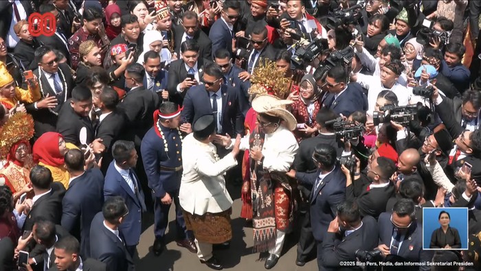 Open Silet Up Open SIlet Up berhasil ajak Presiden Prabowo turun dari mimbar kehormatan ikutan joget Tabola Bale di Upacara HUT ke-80 RI, Minggu (17/8/2025).