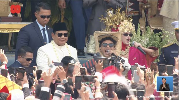 Open SIlet Up berhasil ajak Presiden Prabowo turun dari mimbar kehormatan ikutan joget Tabola Bale di Upacara HUT ke-80 RI, Minggu (17/8/2025).
