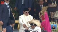 Presiden Prabowo Subianto yang semula joget tipis-tipis di kursi, akhirnya bangun dan menyambut ajakan tangan personel Silet Open Up untuk berjoget. Foto: Channel YouTube Sekretariat Presiden