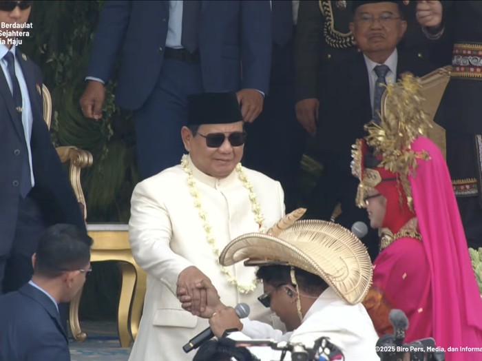 Open Silet Up Open SIlet Up berhasil ajak Presiden Prabowo turun dari mimbar kehormatan ikutan joget Tabola Bale di Upacara HUT ke-80 RI, Minggu (17/8/2025).