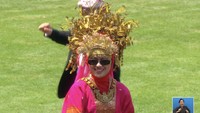 Diva Aurel memakai suntiang gak membuatnya terhalang nyanyi Tabola Bale dengan energik di Upacara HUT ke-80 RI di Istana Merdeka, Minggu (17/8/2025). Foto: Channel YouTube Sekretariat Presiden