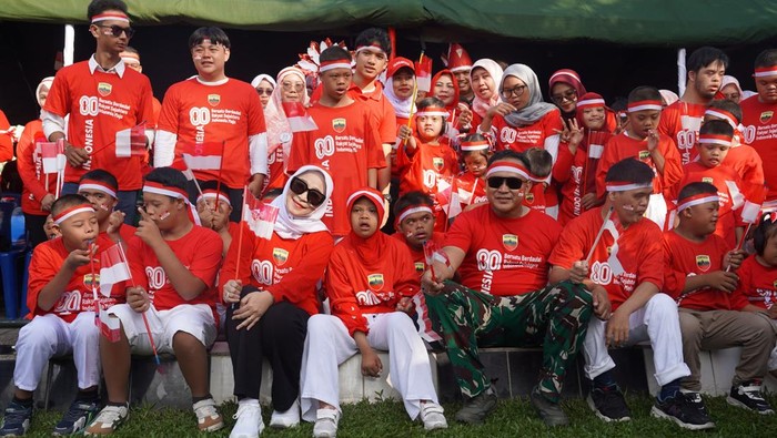 Pangdam I/Bukit Barisan, Mayjen TNI Rio Firdianto dan Ketua Persit KCK PD l BB Adhisty Galuh Chandra Dewi foto bersama anak-anak difabel dalam perayaan HUT RI ke 80 di Medan. (Foto: Dok Kodam I Bukit Barisan).