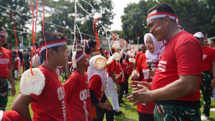 Pangdam I/Bukit Barisan,Β Mayjen TNI Rio Firdianto melihat keseruan lomba makan kerupuk. (Foto: Dok Kodam I Bukit Barisan). Pangdam I/Bukit Barisan,Β Mayjen TNI Rio Firdianto melihat keseruan lomba makan kerupuk. (Foto: Dok Kodam I Bukit Barisan).