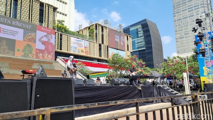Panggung karnaval peringatan Hari Ulang Tahun (HUT) ke-80 Republik Indonesia (RI) mulai dipersiapkan di kawasan Bundaran HI-Sudirman, Jakarta Pusat hari ini. (Taufiq/detikcom).