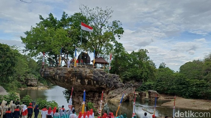 Pemerintah Desa Biringere, Kabupaten Pangkep, Sulawesi Selatan (Sulsel) menggelar upacara peringatan hari kemerdekaan Indonesia atau HUT ke-80 RI di tempat wisata Batu Payung.