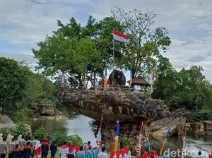 Video: Warga Biringere Gelar Upacara HUT RI ke-80 di Atas Batu Payung