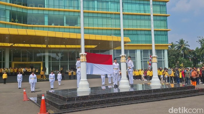 Partai Golkar menggelar upacara HUT ke-80 RI di kantor Dewan Pimpinan Pusat (DPP), Jakarta Barat. (Sholihin/detikcom).