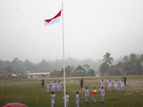 Hujan deras mengguyur saat upacara penurunan Bendera Merah Putih dalam peringatan HUT ke-80 RI di Kecamatan Krayan Selatan, Kabupaten Nunukan, Kalimantan Utara, Minggu (17/8/2025).