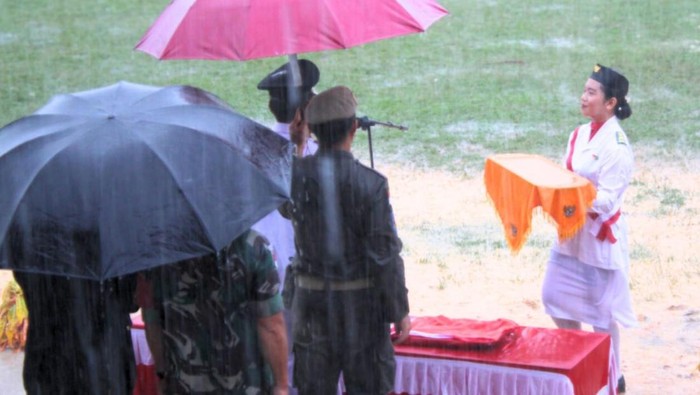 Hujan deras mengguyur saat upacara penurunan Bendera Merah Putih dalam peringatan HUT ke-80 RI di Kecamatan Krayan Selatan, Kabupaten Nunukan, Kalimantan Utara, Minggu (17/8/2025).