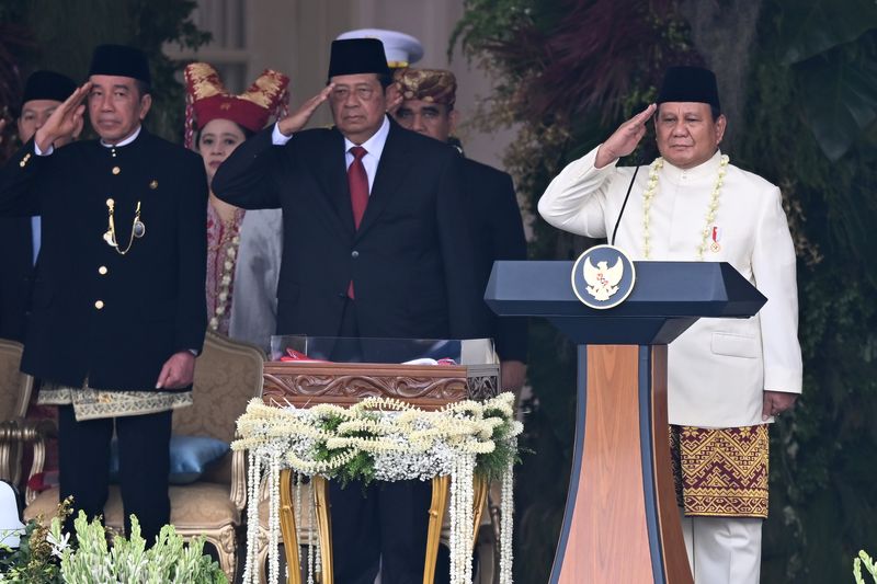 Presiden Prabowo Subianto (kanan) bersama Presiden ke-6 RI Susilo Bambang Yudhoyono (tengah) dan Presiden ke-7 RI Joko Widodo memberi hormat dalam Upacara Peringatan Detik-Detik Proklamasi Kemerdekaan ke-80 RI di Halaman Istana Merdeka, Jakarta, Minggu (17/8/2025). Peringatan HUT ke-80 RI bertemakan Bersatu, Berdaulat, Rakyat Sejahtera, Indonesia Maju. ANTARA FOTO/Galih Pradipta/wpa.