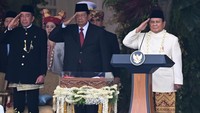 Presiden Prabowo Subianto (kanan) bersama Presiden ke-6 RI Susilo Bambang Yudhoyono (tengah) dan Presiden ke-7 RI Joko Widodo memberi hormat dalam Upacara Peringatan Detik-Detik Proklamasi Kemerdekaan ke-80 RI di Halaman Istana Merdeka, Jakarta, Minggu (17/8/2025). Peringatan HUT ke-80 RI bertemakan Bersatu, Berdaulat, Rakyat Sejahtera, Indonesia Maju. ANTARA FOTO/Galih Pradipta