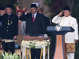 Paskibraka Kibarkan Merah Putih di Hadapan Tiga Presiden