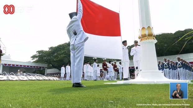 Paskibraka membentangkan bendera pusaka dalam upacara peringatan detik-detik proklamasi di Istana Merdeka, Jakarta, Minggu (17/8/2025). (Tangkapan Layar Youtube/Sekretariat Presiden)