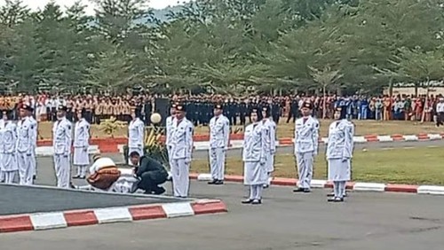 Paskibraka Dompu yang jatuh pingsan pada peringatan detik-detik proklamasi di kantor Bupati Dompu Minggu (17/8/2025).