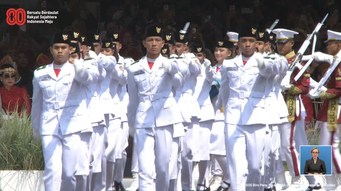 Pasukan Pengibar Bendera Pusaka memasuki lapangan upacara peringatan detik-detik proklamasi di Istana Merdeka, Jakarta, Minggu (17/8/2025). (Tangkapan Layar Youtube/Sekretariat Presiden)
