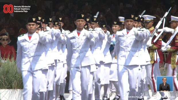 Pasukan Pengibar Bendera Pusaka memasuki lapangan upacara peringatan detik-detik proklamasi di Istana Merdeka, Jakarta, Minggu (17/8/2025). (Tangkapan Layar Youtube/Sekretariat Presiden)