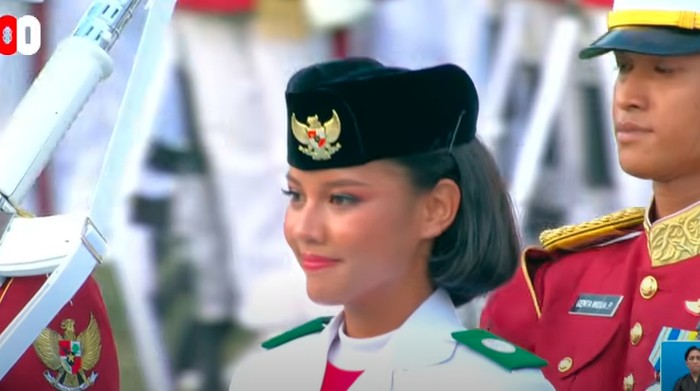 Pembawa baki untuk penurunan bendera Merah Putih Aliah Sakira