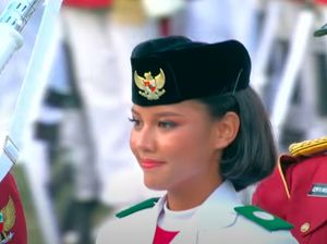 Paskibraka Pembawa Baki Upacara Penurunan Bendera: Aliah Sakira dari Sulsel