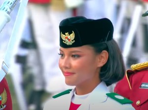 Paskibraka Pembawa Baki Upacara Penurunan Bendera: Aliah Sakira dari Sulsel