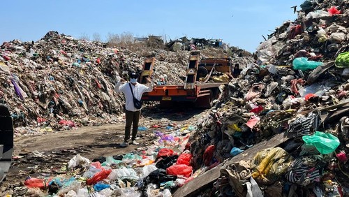 Pemkab Buleleng meluncurkan sejumlah truk dan alat berat baru di TPA Bengkala, Minggu (17/8/2025).