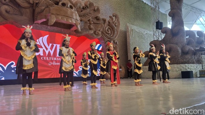 Penampilan Parade Budaya di GWK Cultural Park diikuti oleh 500 murid SD dari gugus 5 di Kuta Selatan, Badung. Minggu (17/8/2025).