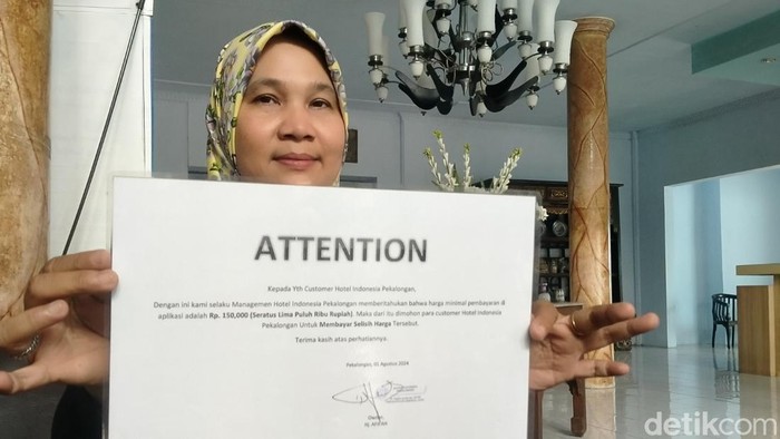 Pengelola Hotel Indonesia Syariah, Ariyesti, menunjukkan aturan soal tarif hotel.