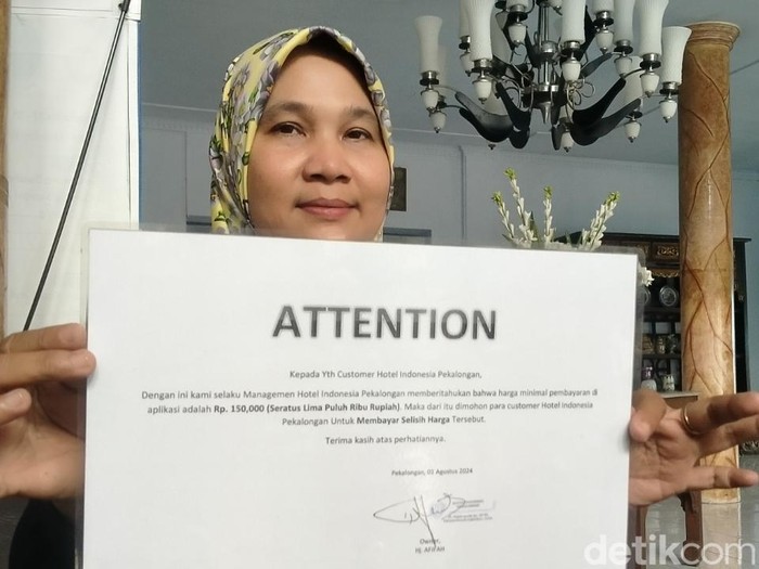 Pengelola Hotel Indonesia Syariah, Ariyesti, menunjukkan aturan soal tarif hotel.