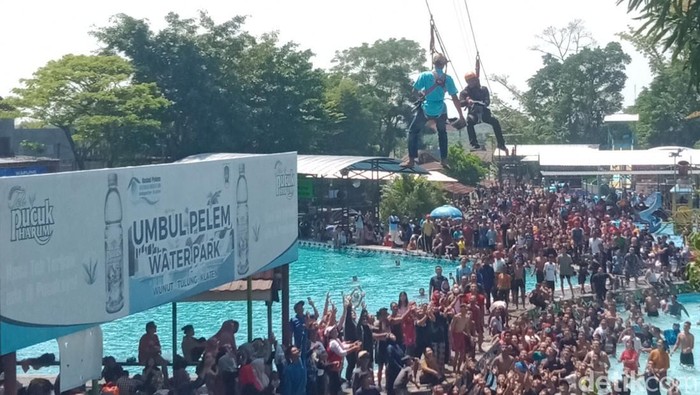 Pengelola Umbul Pelem Klaten bagi-bagi uang dan souvenir rayakan HUT RI, Minggu (17/8/2025).