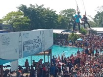 Rayakan HUT RI, Pengunjung Umbul Pelem Klaten Berebut Uang Rp 10 Juta-Kaus