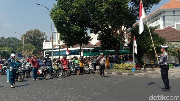 Pengguna jalan di Kota Malang berhenti sejenak saat detik-detik proklamasi.