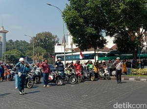 Momen Pengguna Jalan di Malang Berhenti Saat Detik-detik Proklamasi