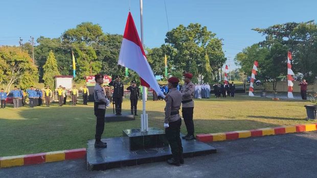Pengibaran bendera Merah Putih di Polres Dumai.
