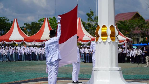 Pengibaran Merah Putih di kantor Bupati Rokan Hulu.