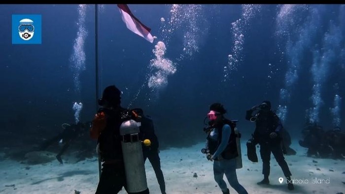 Tangkapan layar pengibaran bendera Merah Putih di perairan Sabolon bagian utara, Labuan Bajo, Manggarai Barat, NTT.