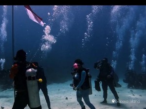 Mengibarkan Bendera Sang Merah Putih di Bawah Laut Indonesia