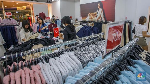 Pengunjung melihat barang yang dijual pada tenan di Pusat Perbelanjaan Kuningan City, Jakarta, Minggu (17/8/2025). (CNBC Indonesia/Faisal Rahman)