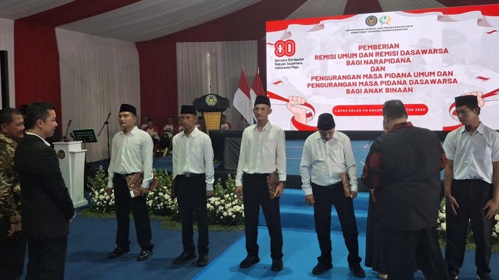 Penyerahan dokumen remisi kepada warga binaan Lapas Salemba (Sholihin/detikcom)