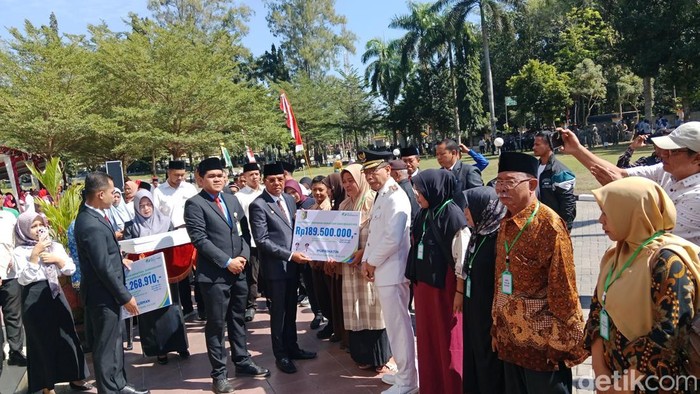 Penyerahan klaim BPJS Ketenagakerjaan oleh Bupati Lombok Timur kepada penerima manfaat Jamsostek, Minggu (17/8/2025).