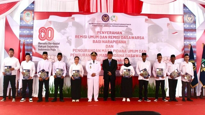 Ratusan warga binaan di Kalimantan Selatan mendapat remisi khusus di momen Hari Kemerdekaan RI. Sebanyak 74 di antaranya mendapat remisi langsung bebas.