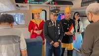 Tak hanya di atas kereta api dan stasiun, seluruh pekerja KAI di Kantor Pusat, Daerah Operasi, Divisi Regional, hingga stasiun-stasiun juga menggelar upacara bendera sesuai lokasi kerja masing-masing.  (dok. PT KAI)