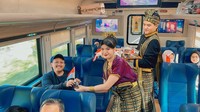 petugas KAI yang mengenakan pakaian adat dari berbagai daerah. Kehadiran mereka menambah nuansa kebhinekaan sekaligus memperkuat pesan persatuan. Untuk memeriahkan suasana, pelanggan juga mendapatkan minuman ringan dan bendera kecil Merah Putih sebagai simbol nasionalisme. (dok. PT KAI)