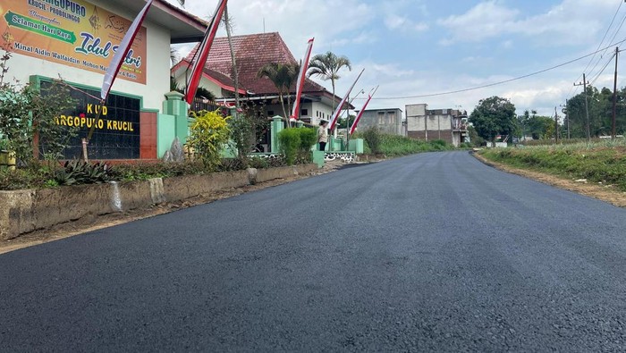 Jalan di Kecamatan Krucil, Kabupaten Probolinggo yang pengerjaannya tuntas bertepatan dengan HUT RI