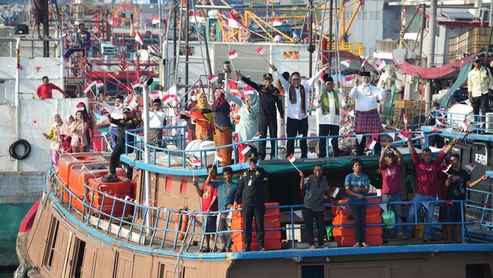 Peringatan HUT ke-80 RI di Pelabuhan Perikanan Muara Baru Peringatan HUT ke-80 RI di Pelabuhan Perikanan Muara BaruSebanyak 80 kapal perikanan mengikuti upacara peringatan HUT ke-80 RI di Pelabuhan Perikanan Samudera Nizam Zachman, Jakarta, Minggu (17/8/2025). Agenda ini menjadi wujud nasionalisme masyarakat kelautan dan perikanan dalam merayakan kemerdekaan sekaligus menegaskan kontribusi subsektor perikanan tangkap bagi ketahanan pangan dan ekonomi bangsa.