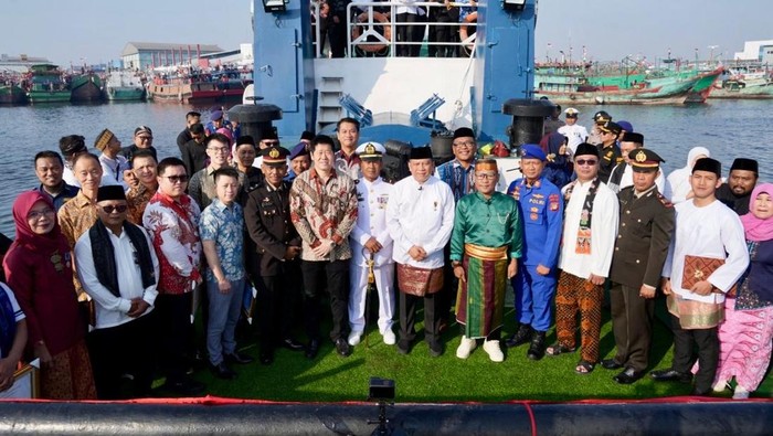 Peringatan HUT ke-80 RI di Pelabuhan Perikanan Muara BaruSebanyak 80 kapal perikanan mengikuti upacara peringatan HUT ke-80 RI di Pelabuhan Perikanan Samudera Nizam Zachman, Jakarta, Minggu (17/8/2025). Agenda ini menjadi wujud nasionalisme masyarakat kelautan dan perikanan dalam merayakan kemerdekaan sekaligus menegaskan kontribusi subsektor perikanan tangkap bagi ketahanan pangan dan ekonomi bangsa.