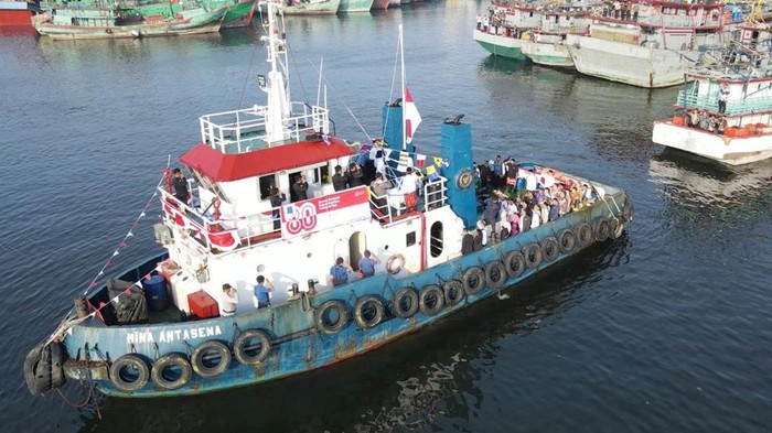 Peringatan HUT ke-80 RI di Pelabuhan Perikanan Muara Baru Peringatan HUT ke-80 RI di Pelabuhan Perikanan Muara BaruSebanyak 80 kapal perikanan mengikuti upacara peringatan HUT ke-80 RI di Pelabuhan Perikanan Samudera Nizam Zachman, Jakarta, Minggu (17/8/2025). Agenda ini menjadi wujud nasionalisme masyarakat kelautan dan perikanan dalam merayakan kemerdekaan sekaligus menegaskan kontribusi subsektor perikanan tangkap bagi ketahanan pangan dan ekonomi bangsa.